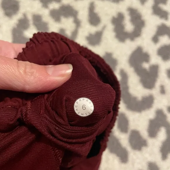 Women's Lululemon Hotty Hot Shorts 2.5in - Picture 3 of 4